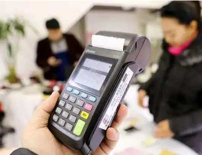 信用卡额度骤降13万？原因分析与挽救措施，POS机使用需谨慎